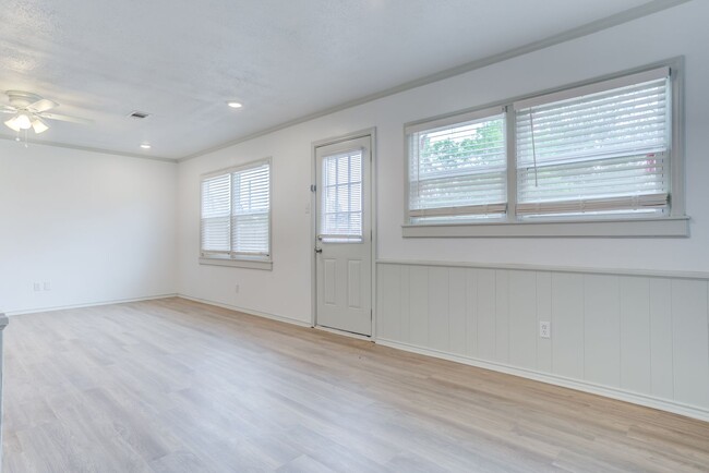 Building Photo - Adorable 4 Bed 2 Bath In Maxey Park!