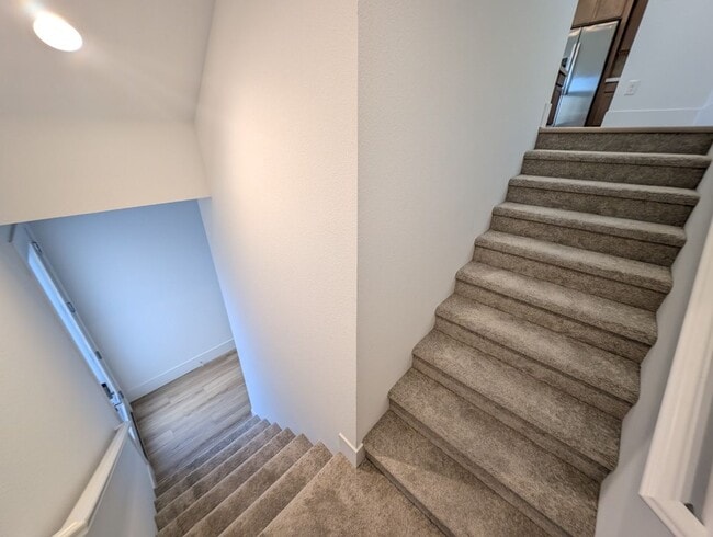 Building Photo - 675 Agate Bridge St