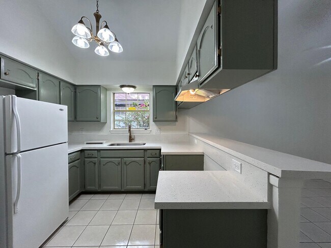 Building Photo - 126 Knoll Ave