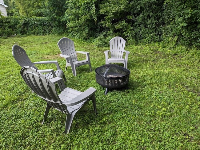 Building Photo - 100 Miller St