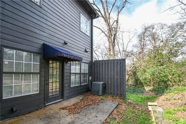 Building Photo - 3338 Sims St