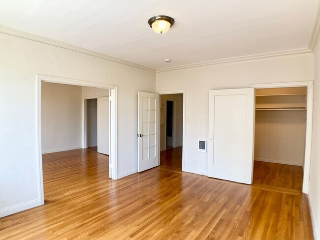 Building Photo - 1BR/1BA. Bay Windows, Laundry On-Site. GAR...