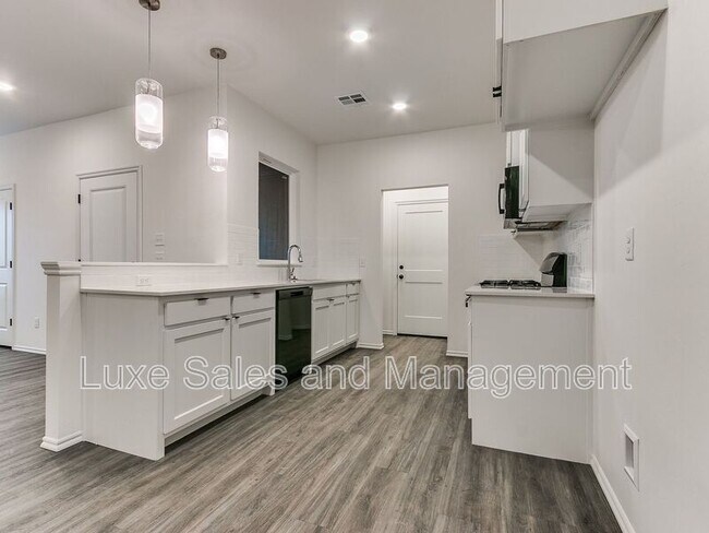 Building Photo - 10908 Oak Holw Ln