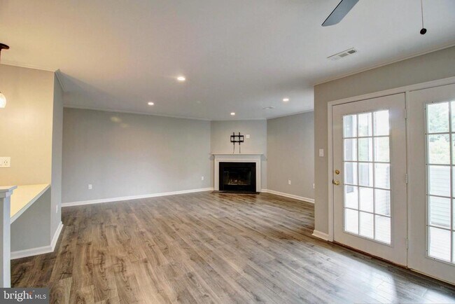 Building Photo - 2121 Wainwright Ct