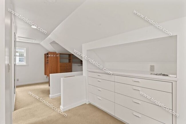 Building Photo - Pet Friendly Cape Cod in Multnomah Village!