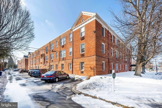 Building Photo - 922 S Washington St