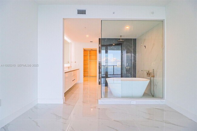 Building Photo - 700 NE 24th St