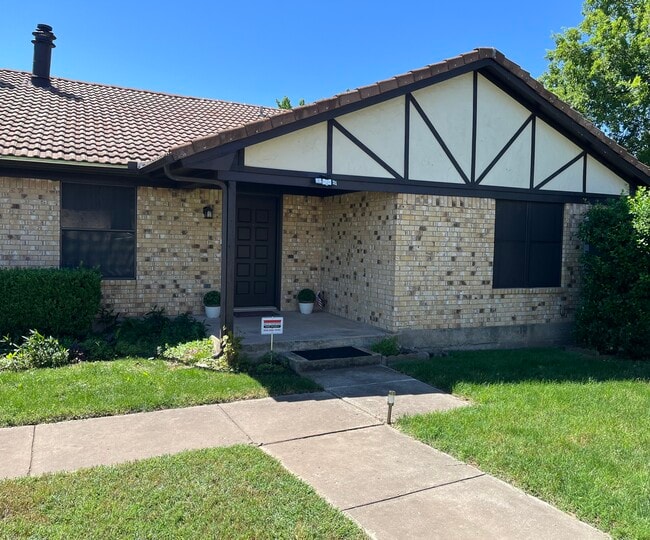 Building Photo - 8834 Sandcastle Ct