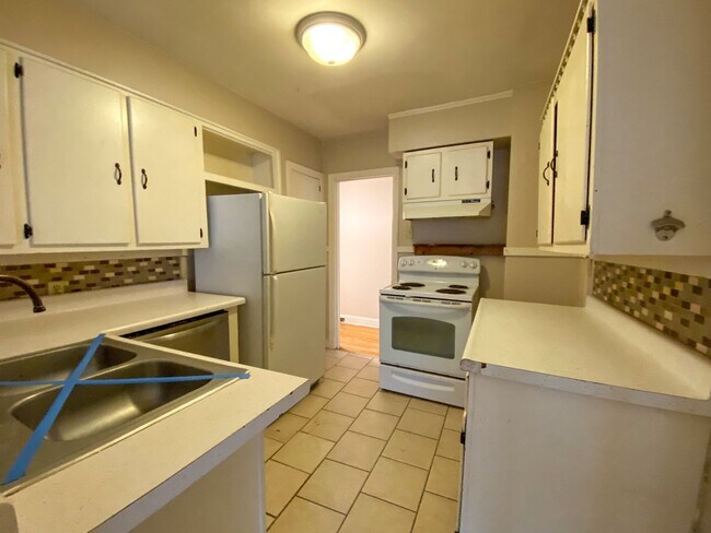 Building Photo - 3 bedroom 1 bath near the university of Memphis