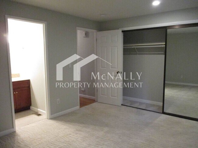 Building Photo - Spacious 3 Bedroom, 2.75 Bathroom Condo in Gig Harbor