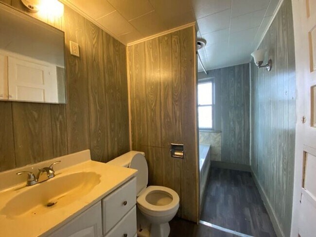 Building Photo - 1606/1608 W High St.