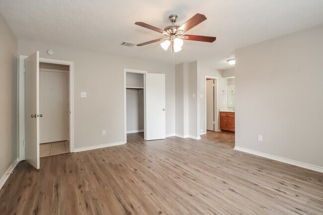 Building Photo - 9695 Twin Shores Dr