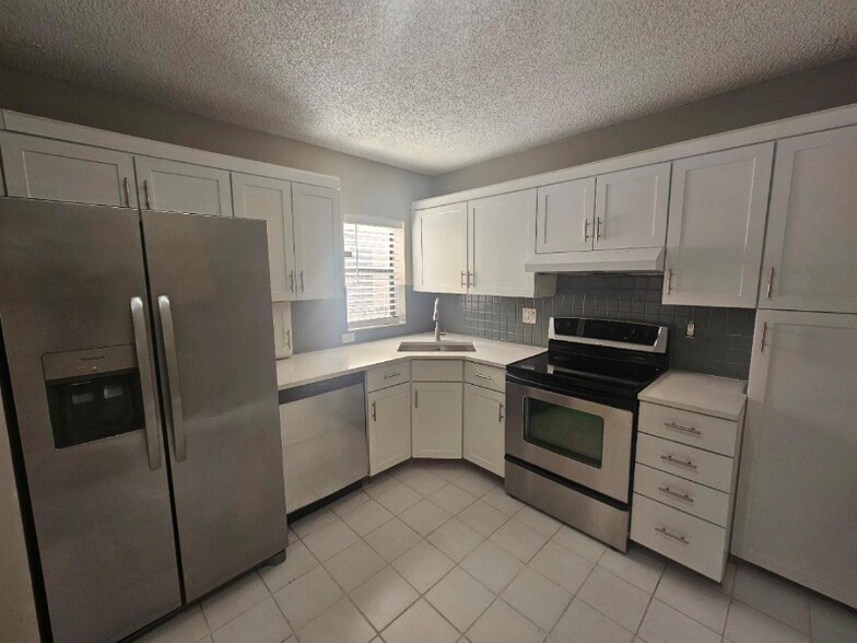 Building Photo - 1913 Carambola Cir S