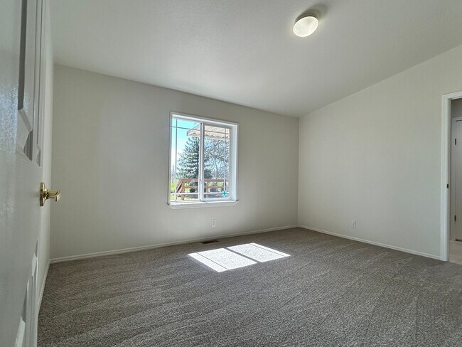 Building Photo - Large Single Family Home in Country with Office