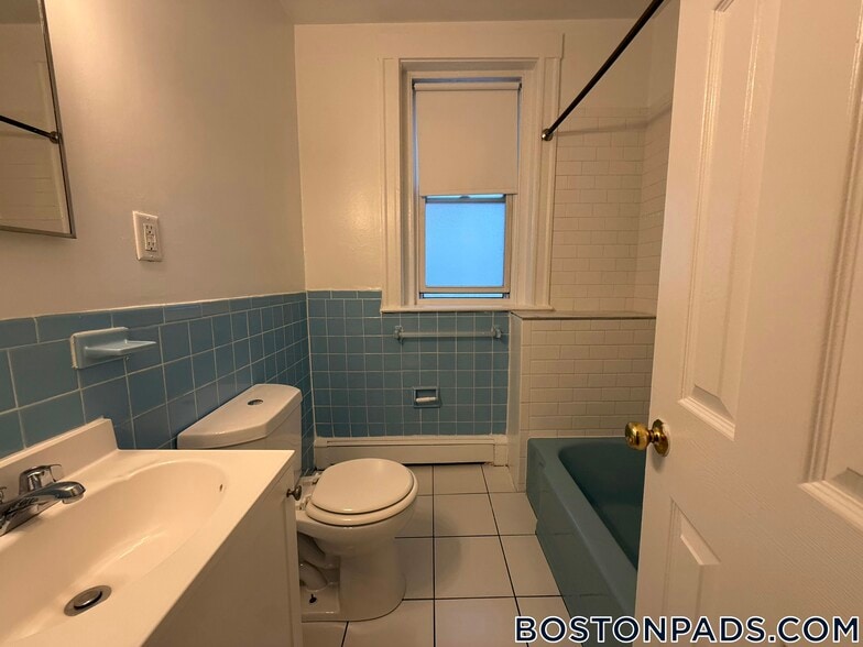 Building Photo - 17 Fairbanks St