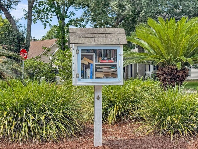 Building Photo - Coastal Convenience in the Heart of Mount Pleasant