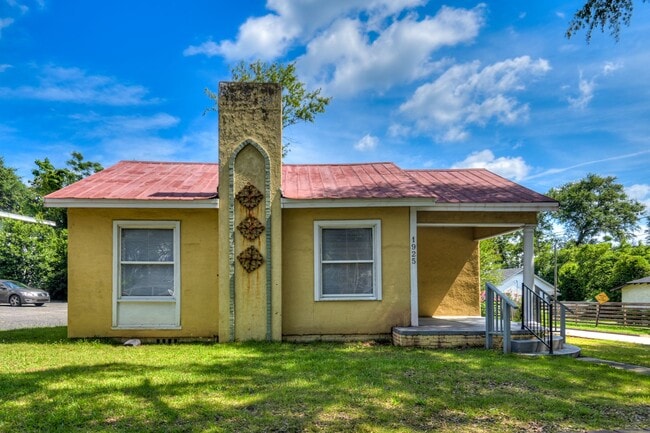 Building Photo - Charming 2-Bed with Spacious Living - PET ...