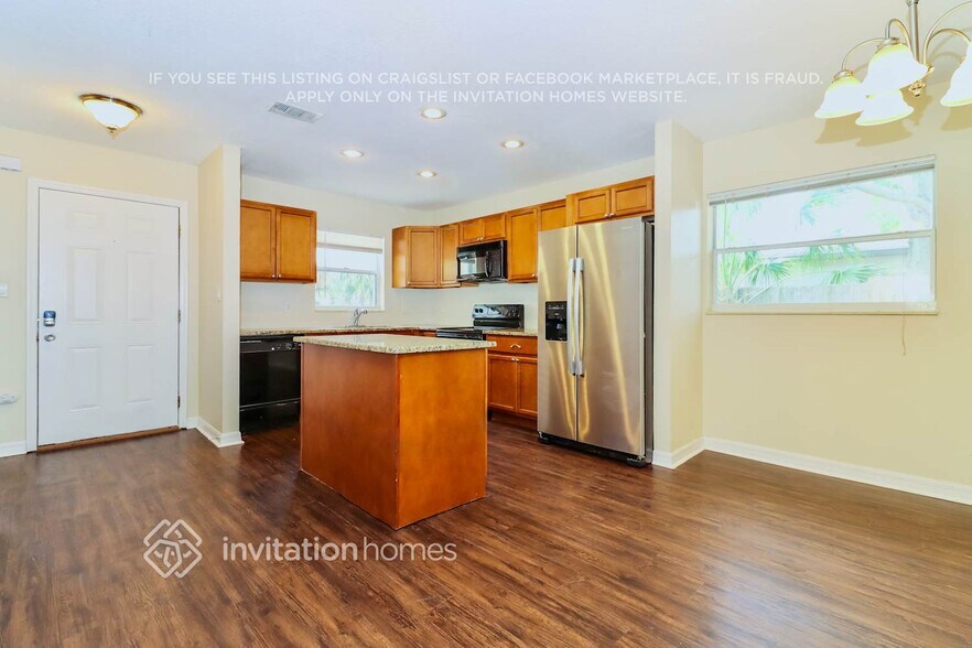 Building Photo - 2512 Casilla Wy S