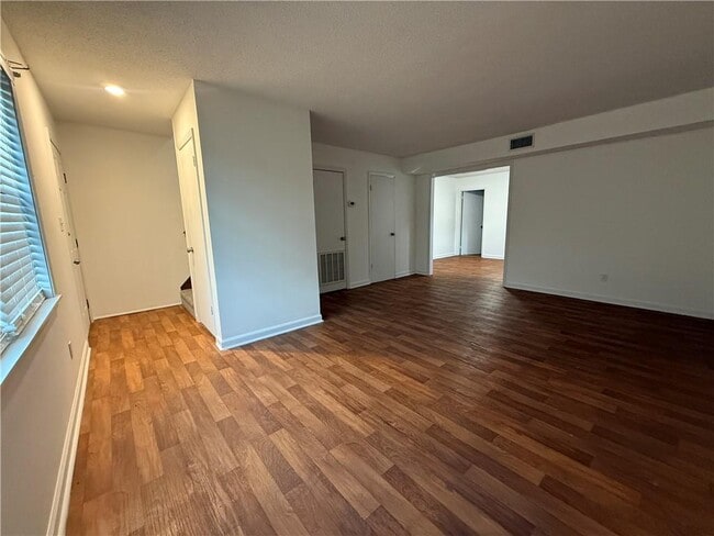 Building Photo - 902 Darling Ave