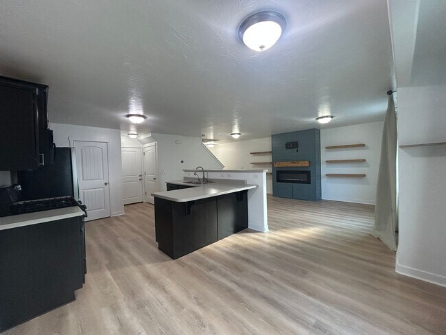 Building Photo - 3 Bedroom 3 Bathroom Townhouse in Saratoga Springs!