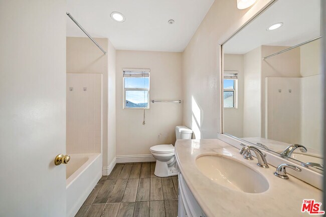 Building Photo - 12440 La Cresta Way