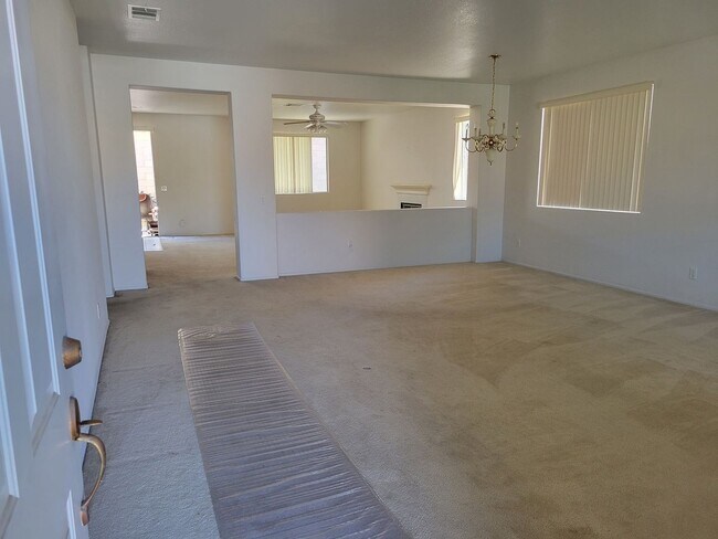 Building Photo - Lovely 4 Bedroom 2.5 Bathroom In Eastvale - Call Today