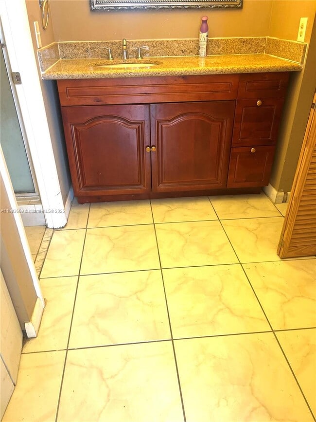 Building Photo - 2025 NE 164th St