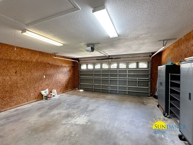 Building Photo - Lakefront home with Enclosed pool centered between Eglin and Hurlburt