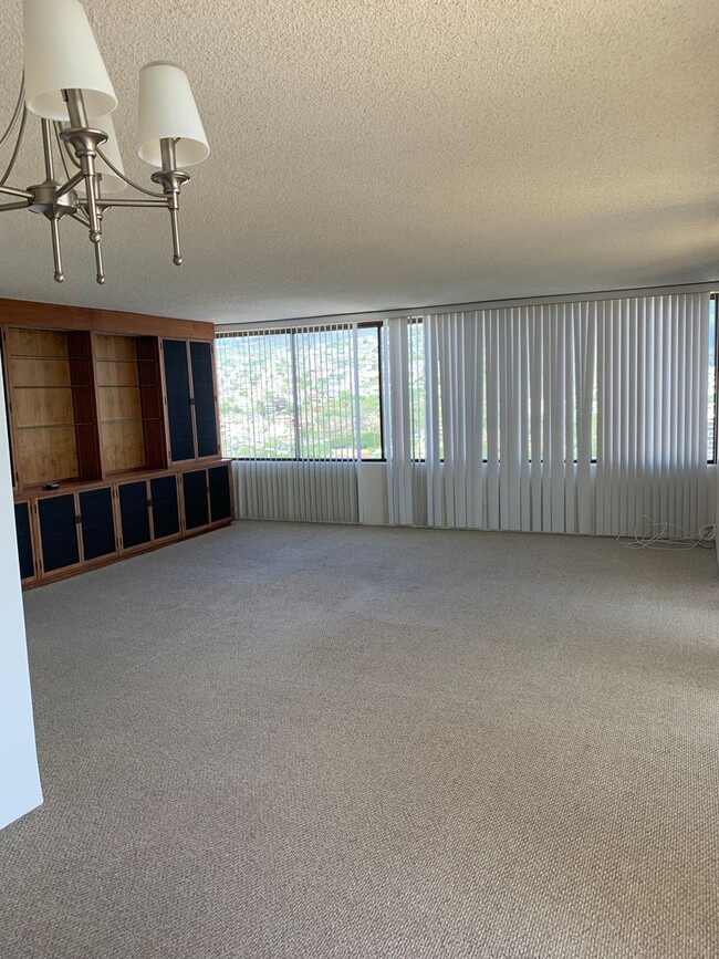 Building Photo - Luxury Kahala Condo - 3bd/2ba/2pkg, High F...
