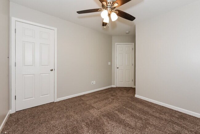 Building Photo - 1046 Golf View Way