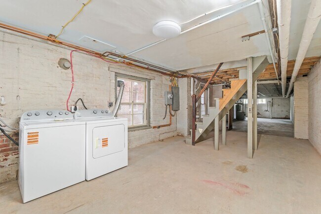 Building Photo - Spacious 6BR/2.5BA in CV AVAILABLE June 2026