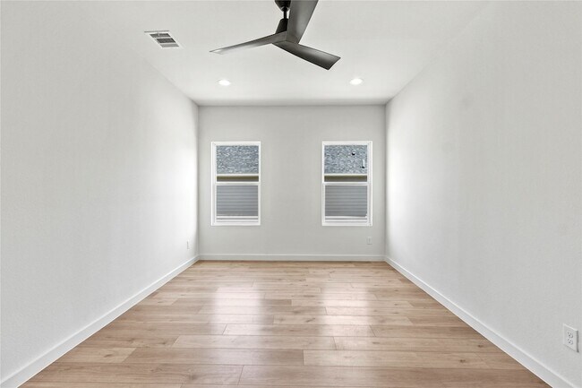 Building Photo - 420 N Moore St