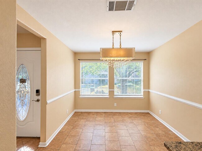 Building Photo - 807 Hilltop Dr