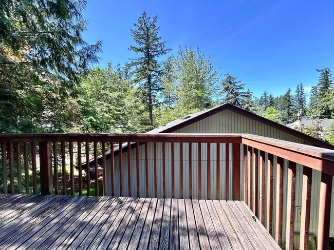 Building Photo - Large 3 Bed, 2 Bath, Sanctuary!