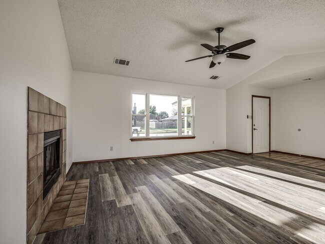 Building Photo - Move in discount / $800 first month rent