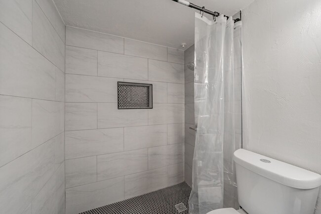 Building Photo - Updated 1-Bedroom Condo in Gated Community...