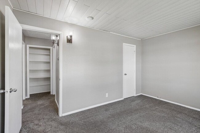 Building Photo - 7013 La Vista Dr
