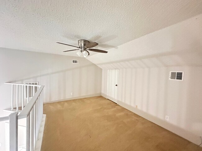 Building Photo - 219 Kings Ct