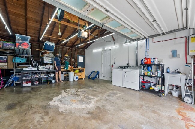 Building Photo - SPACIOUS 4 BEDROOM/2 BATHROOM HOME FOR REN...