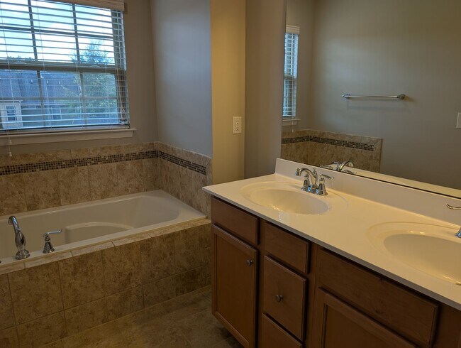 Building Photo - Move-in ready, Townhome Located in the Cit...