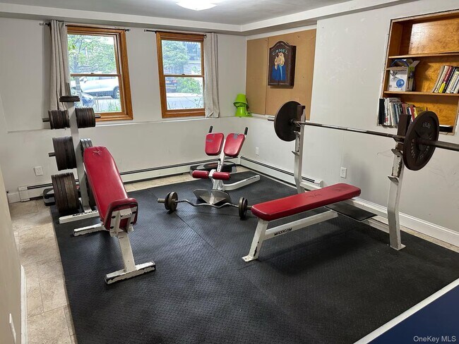 Building Photo - 322 E Beech St