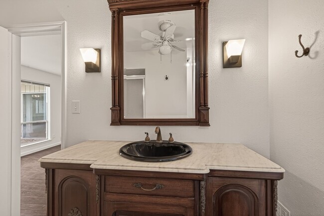 Building Photo - 1007 Apache Falls Dr