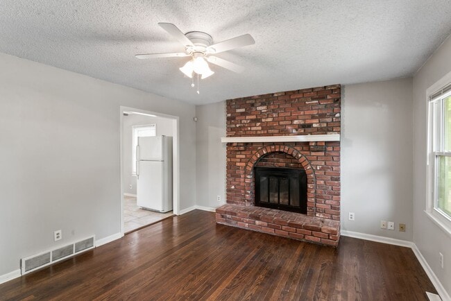 Building Photo - COMING SOON! 3 Bedroom 1 Bathroom in Grand...