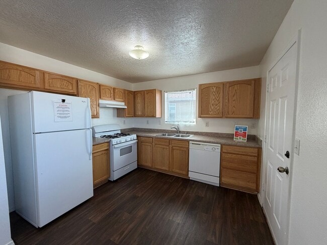 Building Photo - 3 Bedroom Single Story Home Near Northern Blvd NE & Loma Colorado Blvd NE!