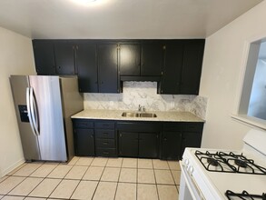 Building Photo - 1017 S Holly Dr