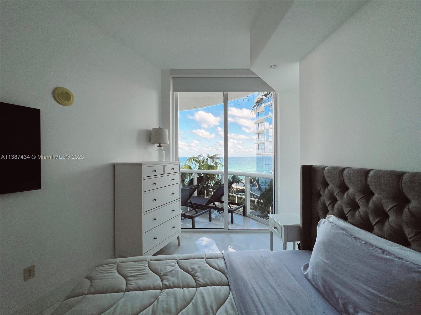 Building Photo - 15811 Collins Ave