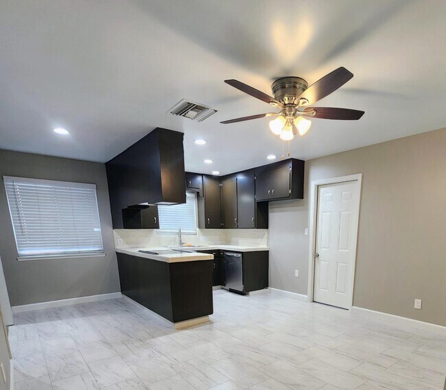 Building Photo - 917 Huntington Dr