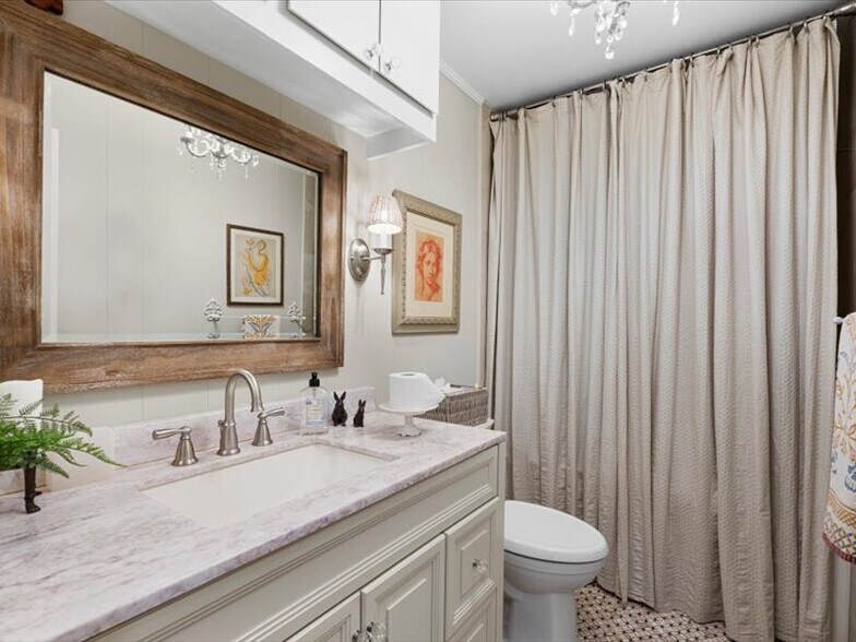 Full bathroom in hallway - 1868 Tickton Hall Rd