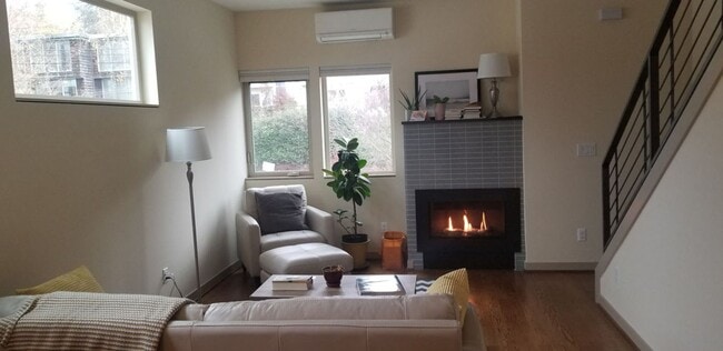 Building Photo - Capitol Hill/Cherry Hill Townhouse