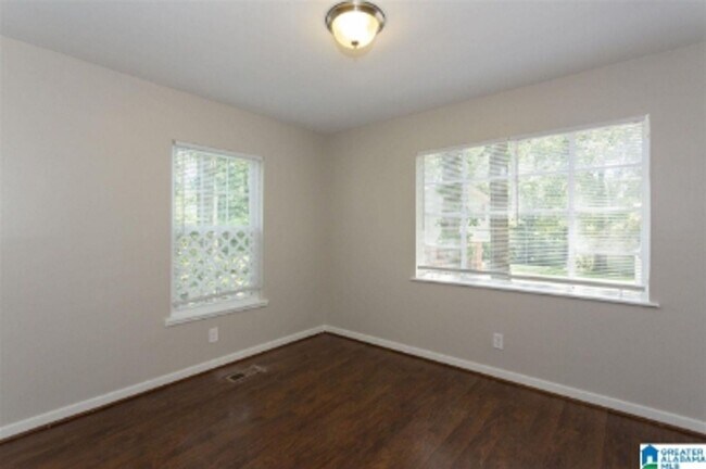 Building Photo - Flexible 3BR/2BA or 2BR + Den Home